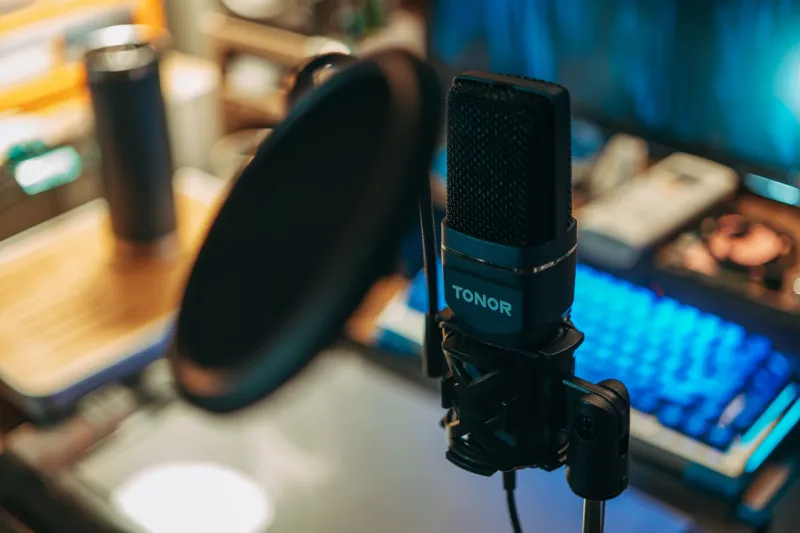 The Listening Collector: How British Artists Are Using Podcasts to Build Audiences That Buy